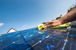 Zonnepanelen zelf schoonmaken